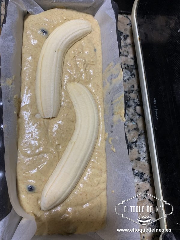 Cortamos el plátano que nos queda al medio y lo ponemos en la superficie de la mezcla.